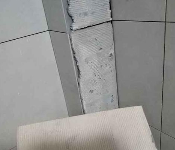 新县瓷砖空鼓维修公司分享下厨房瓷砖脱落的补救措施。